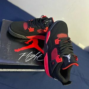 Jordan 4 Retro
Red Thunder